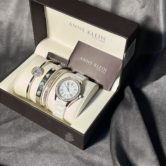 🪩 Anne Klein elegant Watch and bracket set 🪩